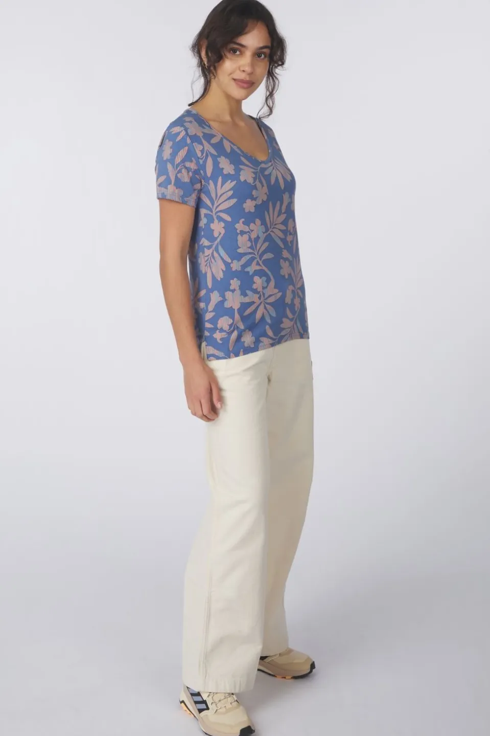 T-Shirt Neha V-Neck Tee