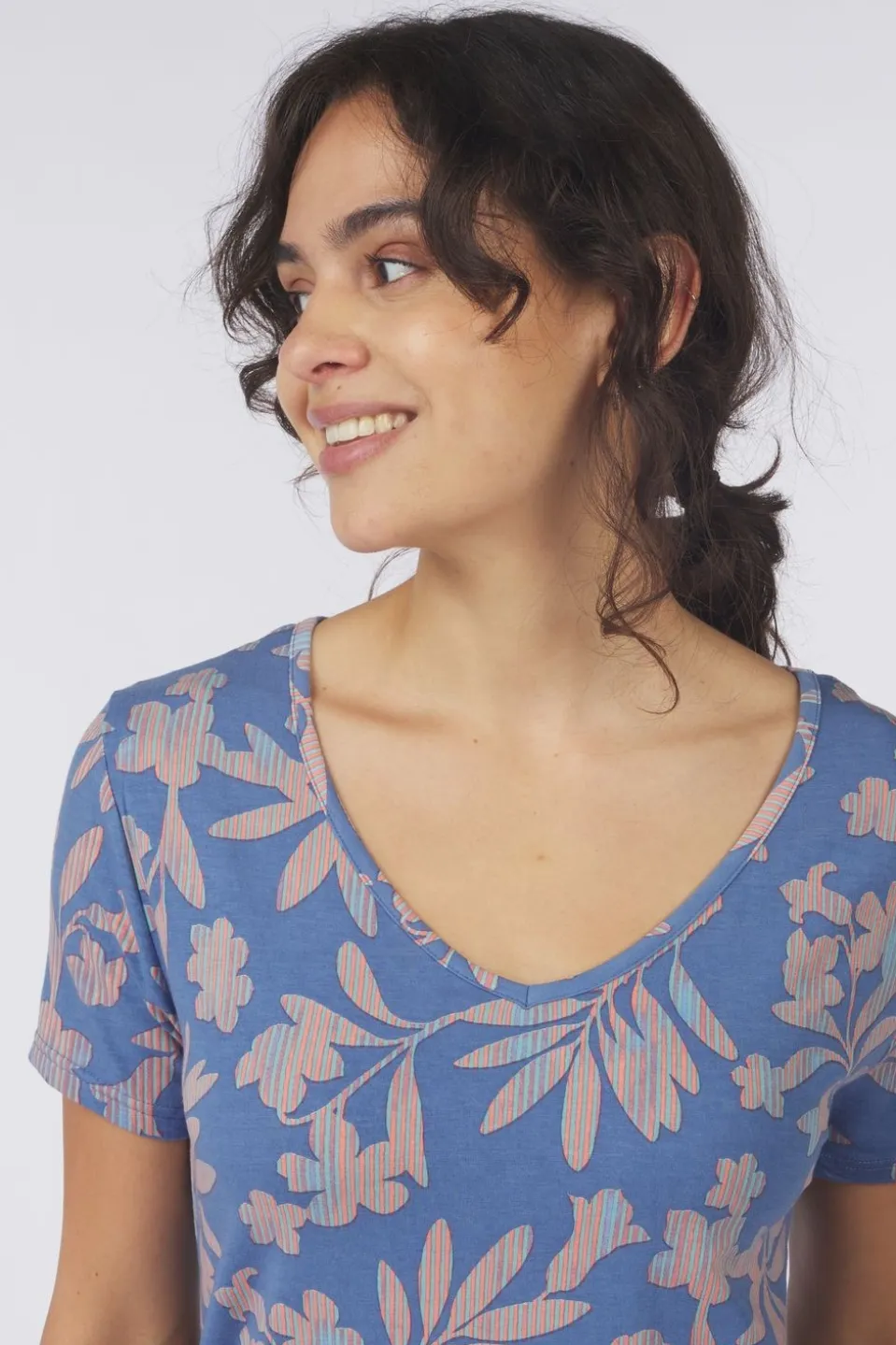 T-Shirt Neha V-Neck Tee