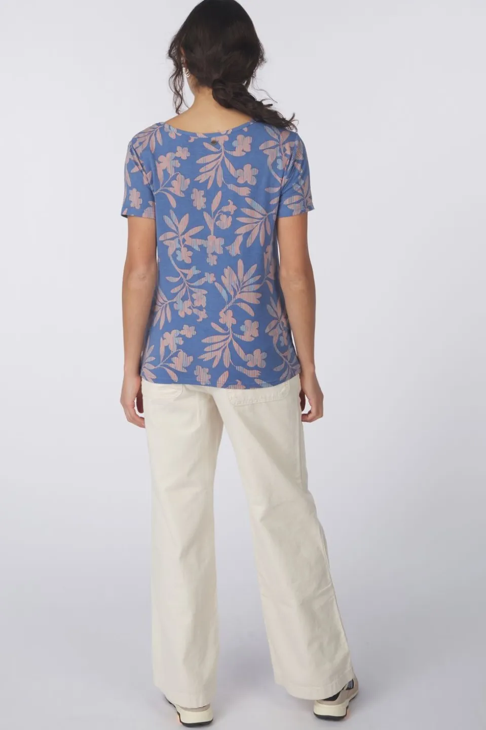 T-Shirt Neha V-Neck Tee